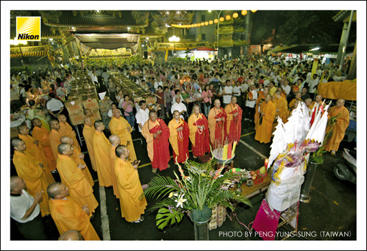 農曆七月可稱為臺灣民間「祭祀之月」，到處可見大型法會與祭典活動。（圖為新莊地藏庵普渡法會）