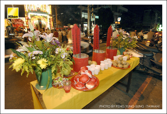 新埔廣和宮（二○○七年義民祭輪庄紅壇）普渡會場，讓各路孤魂野鬼暫住的牌位。自古人們便相信，無人祭祀的孤魂野鬼會變成「厲」，必需有牌位使其安住並受香火，才不至於帶來不祥與災禍。雖然此一觀念的形成，或許是由人們對不明力量的恐懼而來，卻更有可能是因「同為人類」的惻隱之心使然。