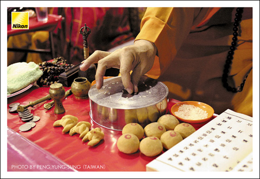 「普渡」是以食物、用品、箔紙祭祀無主孤魂野鬼，讓他們沐浴、聽法，早日超生，以免危害地方。