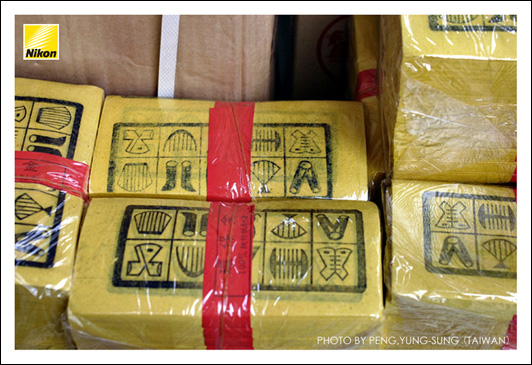 祭祀孤魂用的「更衣」，上印衣服、褲子、鞋子、梳子等各種用品，讓前來會場的好兄弟能夠在沐浴梳洗後更換新衣服；有些現代版「更衣」還印有大哥大、筆記電腦等圖案。