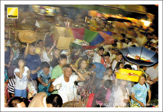 「搶孤」原指普渡祭典結束時，主辦單位或富裕人家將祭祀孤魂野鬼享用過的「孤品」分贈他人造成爭搶的過程