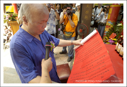 二十日上午於正殿祭拜義民爺，獻花、獻果、獻酒饌，恭讀祭文及祝文，儀式簡單而虔敬。（Nikon D100，ISO 400，AF-S 14mm F2.8D鏡頭，f2.8加1.3級光圈先決，快門1/15秒）