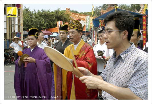 法師繞行豬羊祭品區「巡筵」，代表受祭拜者已經享用了供品。（Nikon D100，ISO 400，28-70mm F2.8D鏡頭，焦距28mm，f8加0.7級光圈先決，快門1/500秒）