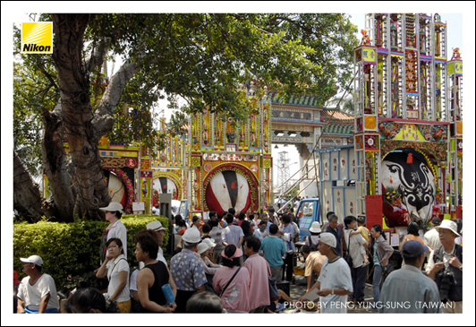 以豬、羊為獻祭，可溯至古代「少牢」之禮。（Nikon D2X，ISO 200，AF-S 12-24mm F4G鏡頭，焦距24mm，f11加0.7級光圈先決，快門1/60秒）