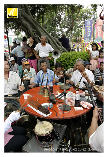 傳統「客家八音」仍有許多忠實的愛好者，其嗩吶、擴音胡、敲擊樂器也為廟會增添了許多熱鬧氣氛。