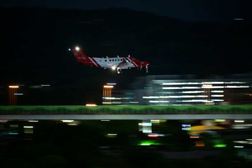 [瘋攝影] 戶外帶拍天際追焦｜飛機動態攝影實戰體驗