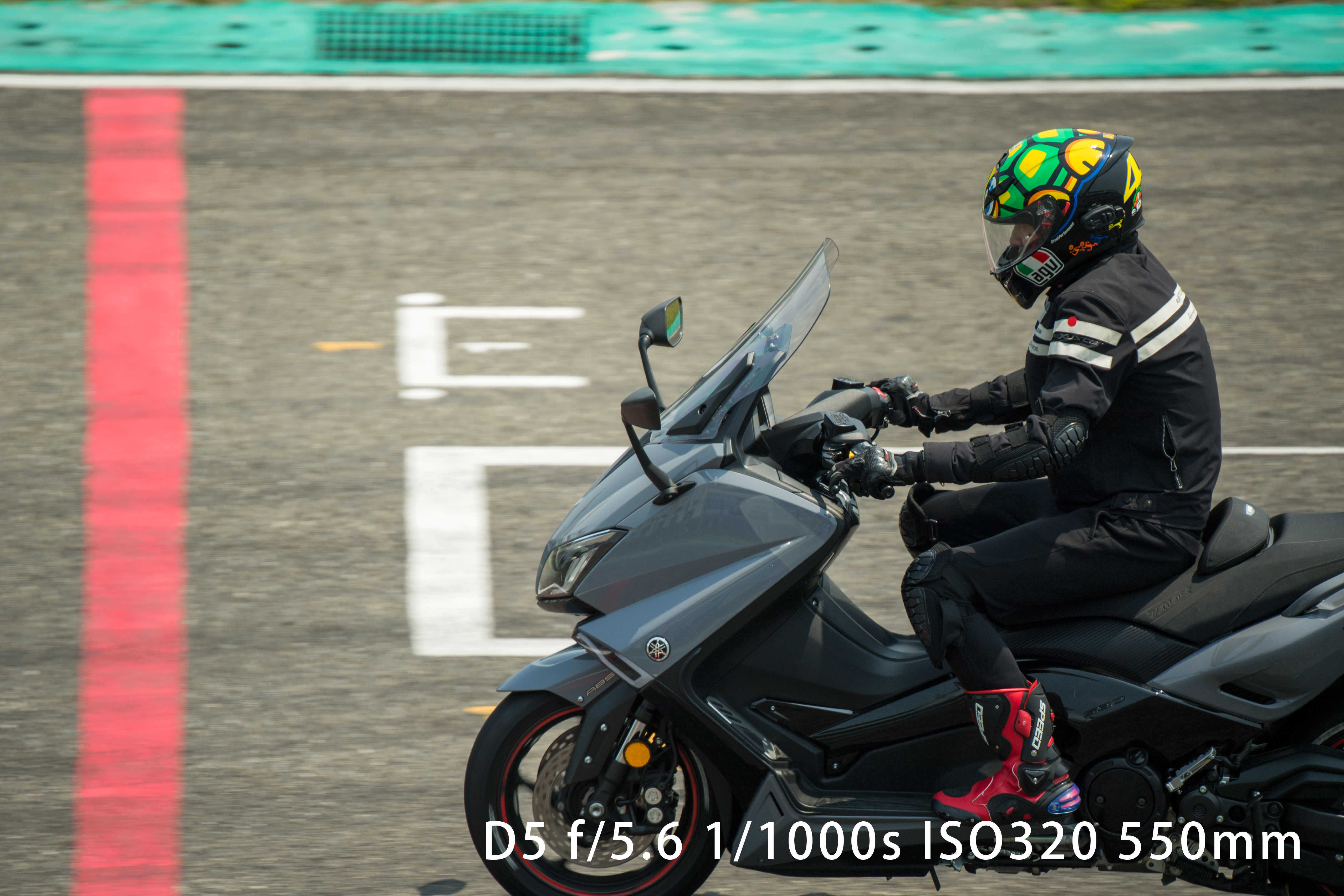 4倍镜,可以拍摄车手冲过终点的特写照