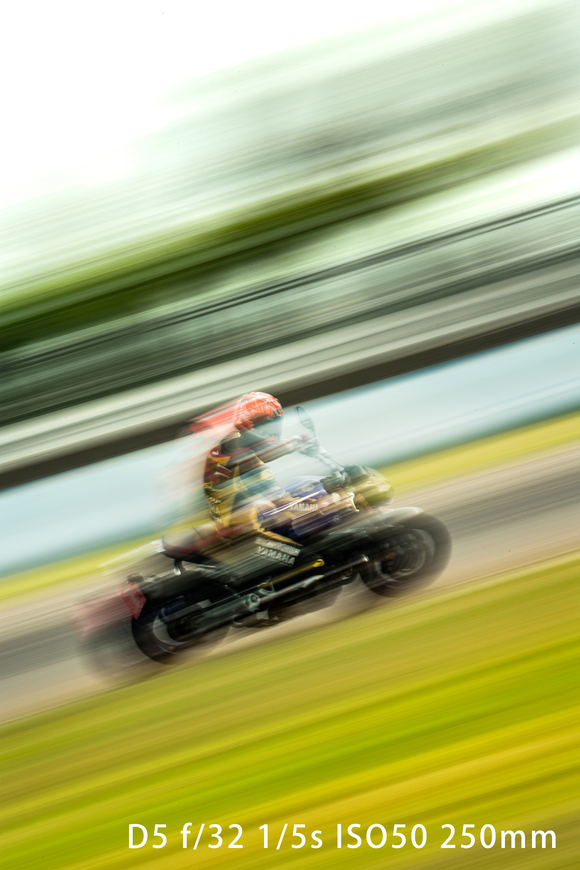 来自日本的职业车手过弯的速度非常稳定,用极慢快门拍他也特别容易