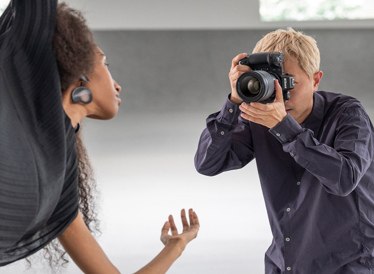 Photo of a photographer shooting a model with the Z 9